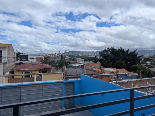 a view of the city from the roof of a building at Rincon del descanso Col Miraflores Teg in Tegucigalpa