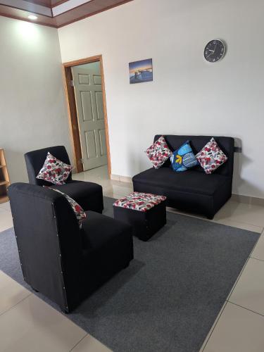 a living room with two chairs and a couch at Rincon del descanso Col Miraflores Teg in Tegucigalpa