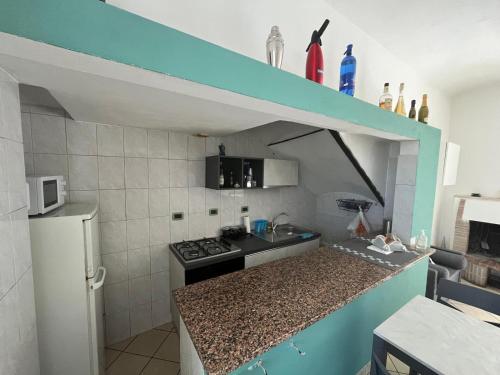 Il comprend une petite cuisine équipée d'une cuisinière et d'un réfrigérateur. dans l'établissement Nido Urbano, à Terni