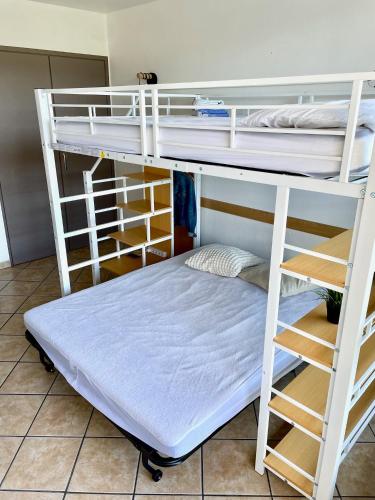 quelques lits superposés dans une chambre dans l'établissement studio pied des pistes coeur de station, à Villard-de-Lans