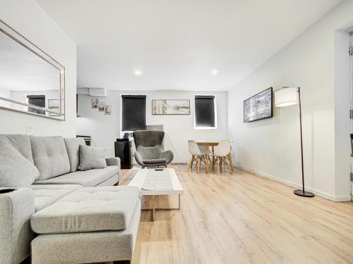 a living room with a couch and a table at Superbe 2 chambres à Griffintown in Montréal