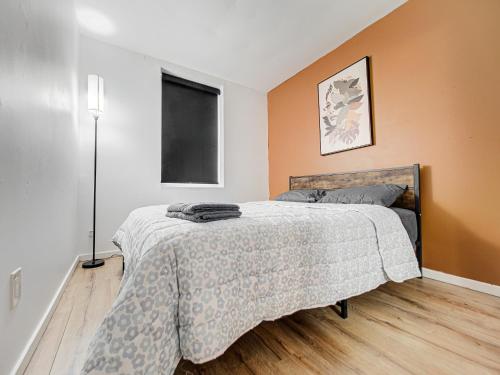 a bedroom with a bed with a blanket on it at Superbe 2 chambres à Griffintown in Montréal