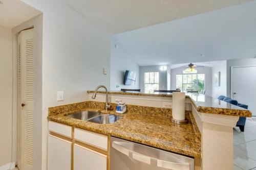 eine Küche mit Spüle und Arbeitsplatte in der Unterkunft Villa Velera Your Modern Disney Escape and other theme parks Pool, Fast WiFi & Free Parking, great for long stays in Kissimmee