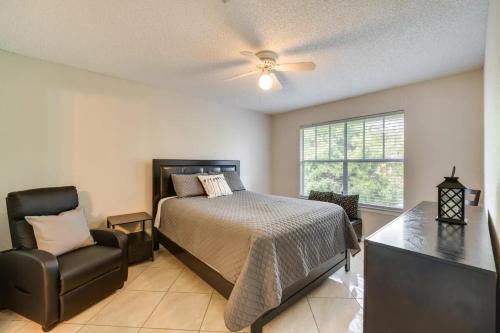 ein Schlafzimmer mit einem Bett und einem Stuhl in der Unterkunft Villa Velera Your Modern Disney Escape and other theme parks Pool, Fast WiFi & Free Parking, great for long stays in Kissimmee