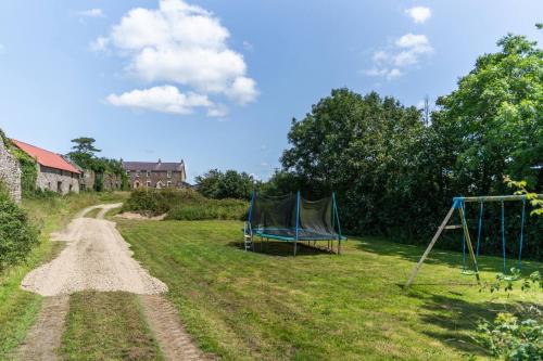 Zahrada ubytování Rustic Rural Retreat with BBQ and Soft Play Room