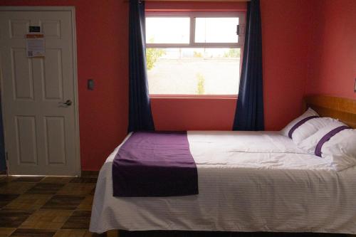 a bedroom with a bed and a window at Hotel Boutique Tonalli in San Martín de las Pirámides