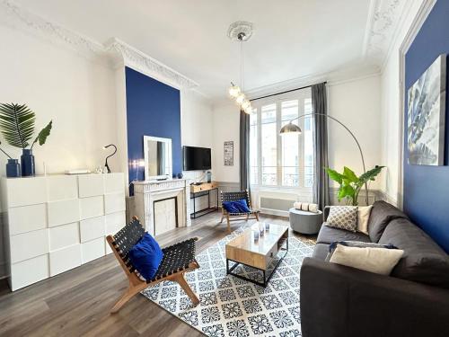 Телевизор и/или развлекательный центр в Le cœur de Reims magnifique 3 chambres au centre