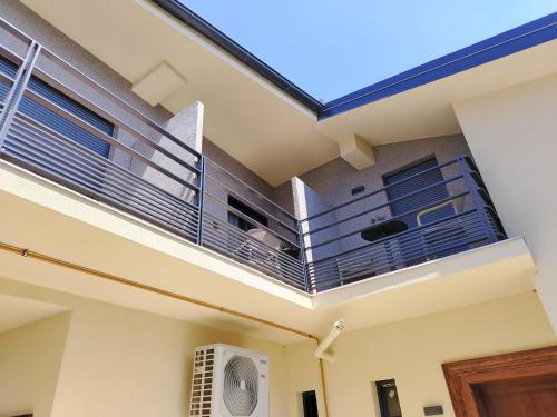 a balcony on a house with a air conditioner at Vila Karlovčanka smeštaj u centru Sremskih Karlovaca in Sremski Karlovci
