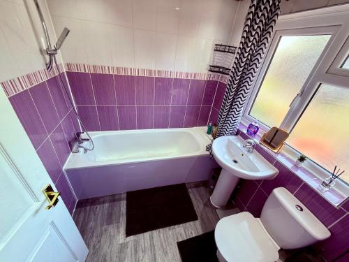 Koupelna v ubytování Spacious 3 Bed Home With Private Parking Close to MK Central