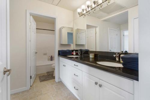 een witte badkamer met een wastafel en een toilet bij Marina Edge Bright 1BR 1BA Condo by the Beach in Los Angeles