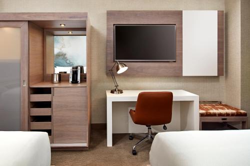 TV a/nebo společenská místnost v ubytování Cambria Hotel & Suites Anaheim Resort Area
