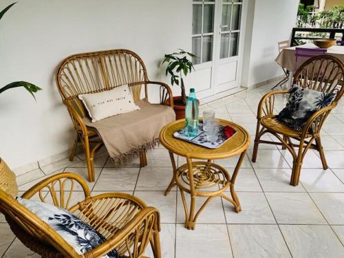ヴュー・アビタンにあるMaison Beauséjourの椅子とテーブルとソファのあるリビングルーム