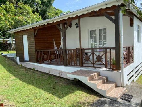 ヴュー・アビタンにあるMaison Beauséjourの小屋(ポーチ付)