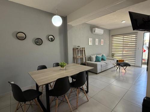 a living room with a table and chairs and a couch at Casa del Lago in Veracruz