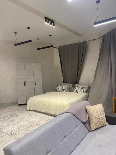 ギュムリにあるGata Second Floor Houseのベッドとソファのある寝室