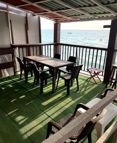 a table and chairs on a balcony with the ocean at Brisas del Mar vista al Mar in Playa Blanca