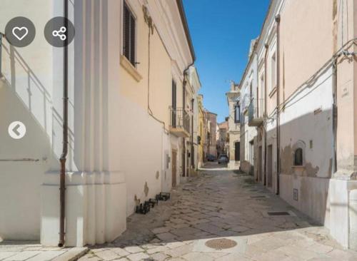 un vicolo vuoto con edifici su entrambi i lati di Relax B&B- Comfort Storico nel cuore di Torremaggiore a Torre Maggiore