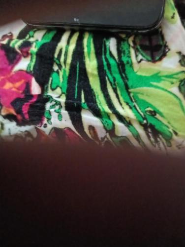 un primo piano di una borsa con una borsa verde e colorata di Sooll a Salvador