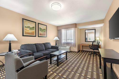 TV a/nebo společenská místnost v ubytování Quality Inn & Suites Plano East - Richardson