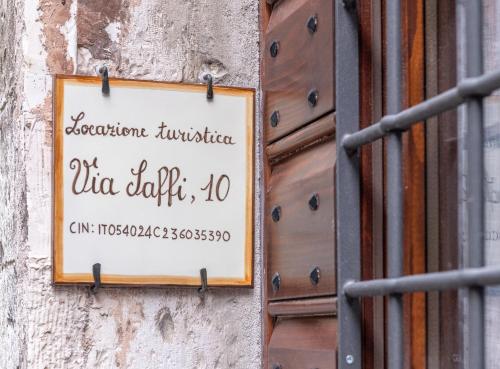 a sign on the side of a building at Locazione Turistica Via Saffi 10 Gubbio in Gubbio