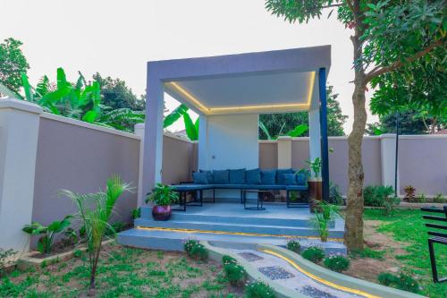 Un jardín fuera de Jannele Suites Hotel