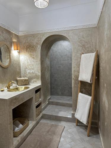 un baño con lavabo y ducha en Riad Le Manzil Beldi, en Marrakech