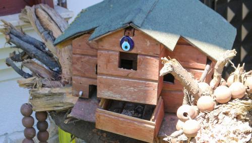 a wooden bird house with a roof and eggs on it at Mints Hotel Ağva in Agva