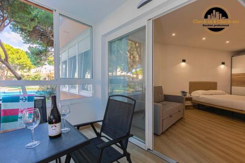 Una habitación con una mesa con copas de vino encima. en Apartamento Calypso, en Sitio de Calahonda