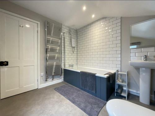 Koupelna v ubytování Sea La Vie - 6 St Marys Walk - 2 Bed Cottage Old Town Scarborough