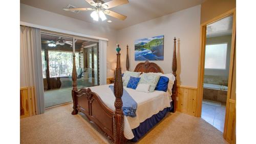 a bedroom with a bed and a ceiling fan at Summer Special-Pinetop Cabin-Great 4 Family in Pinetop-Lakeside