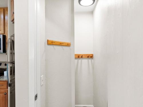 Ένα μπάνιο στο Red Pine Condominiums by All Seasons Resort Lodging