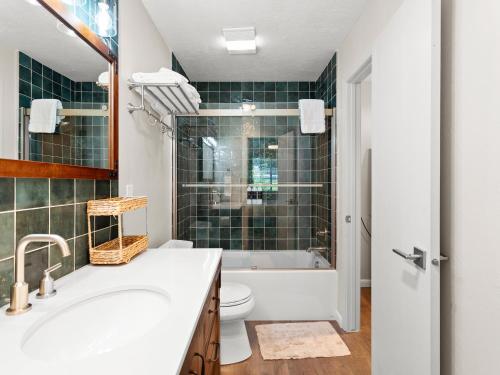 Ένα μπάνιο στο Red Pine Condominiums by All Seasons Resort Lodging