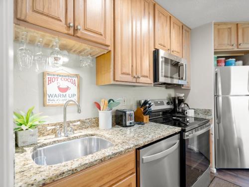 Η κουζίνα ή μικρή κουζίνα στο Red Pine Condominiums by All Seasons Resort Lodging