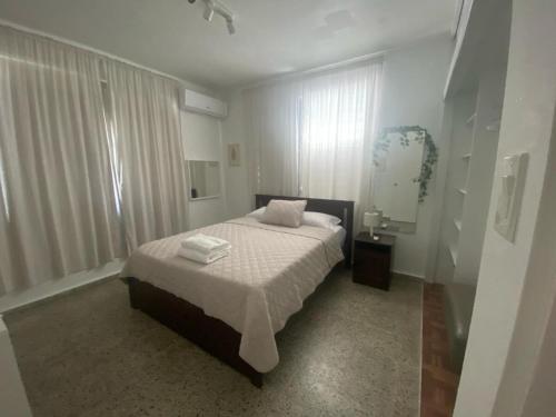 une chambre avec un lit avec deux serviettes dessus dans l'établissement Crash Boat Coral Villa Aguadilla Big-Affordable, à Aguadilla