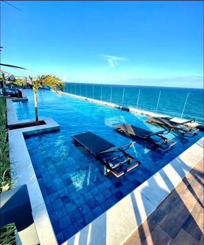 Kolam renang di atau dekat dengan Studio Art - Apartamento climatizado - Prédio a beira-mar, com jacuzzi e piscina - Praia de Armação