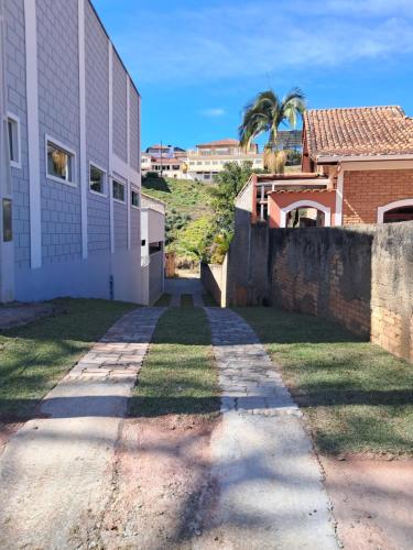 a walkway next to a building with a palm tree at Casa Lara in Cunha
