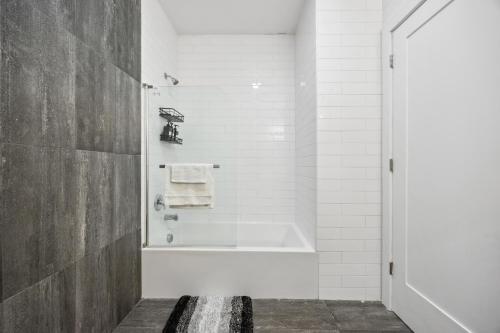 Ένα μπάνιο στο Lofts at Kearny - Rustic Chic 1-3BR Lofts with Quick NYC Access & On-Site Gym