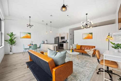 Χώρος καθιστικού στο Lofts at Kearny - Rustic Chic 1-3BR Lofts with Quick NYC Access & On-Site Gym