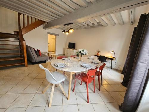 a dining room with a table and chairs at Aux'Cerfs - Vue imprenable Cathédrale in Auxerre