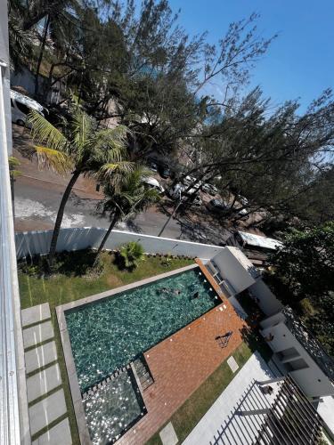an overhead view of a swimming pool with a palm tree at Family Vacations Incredible Beach and Pool in Boca del Río