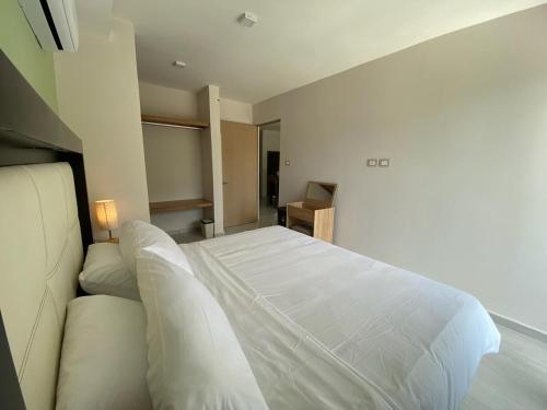a bedroom with a white bed and a couch at Family Vacations Incredible Beach and Pool in Boca del Río
