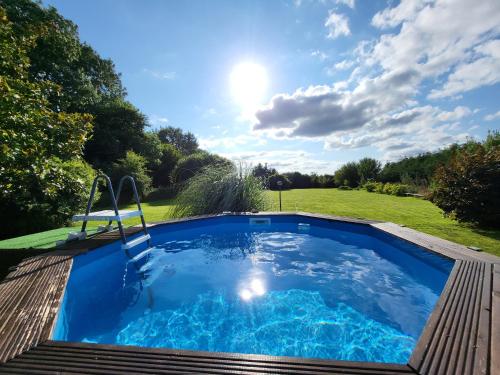Hồ bơi trong/gần casa de invitados estilo normandie