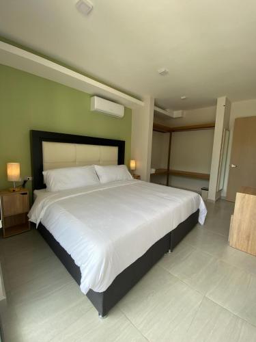 a bedroom with a large white bed in a room at Family Vacations Incredible Beach and Pool in Boca del Río