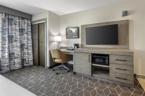 Μια τηλεόραση ή/και κέντρο ψυχαγωγίας στο Best Western Plus Lawrenceburg