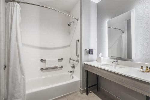 Ένα μπάνιο στο Best Western Plus Lawrenceburg