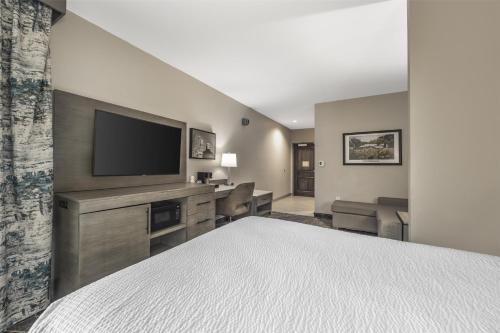 Μια τηλεόραση ή/και κέντρο ψυχαγωγίας στο Best Western Plus Lawrenceburg