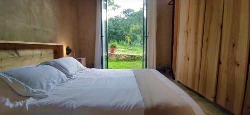 Postel nebo postele na pokoji v ubytování Casa de Tierra Loft Tlalli