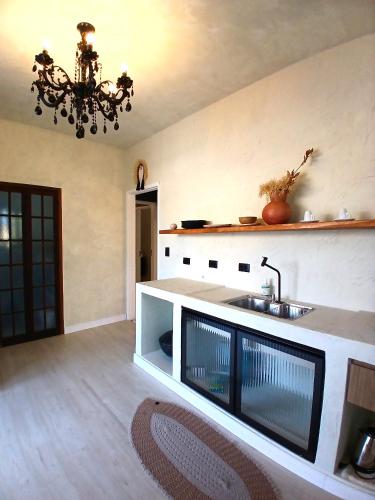 a kitchen with a sink and a counter at Suíte Casal com Hidro no Centro - Infinito Particular in Guararema