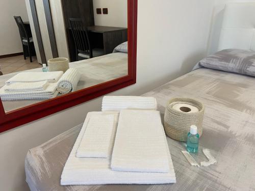 a mirror with towels on a bed in a room at Ca Nora in Sasso Marconi