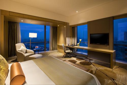 TV a/nebo společenská místnost v ubytování Crowne Plaza Fuzhou Riverside by IHG